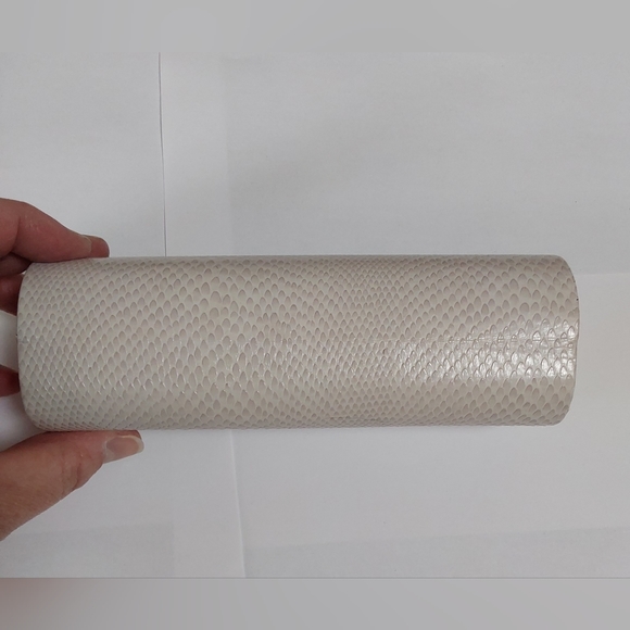 Jimmy choo Med. Hard shell Ivory snakeskin sunglasses/glasses case - Picture 3 of 5